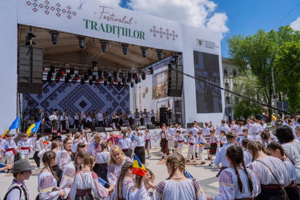 Festivalul Tradițiilor a reunit sute de oameni pe strada pietonală Eugen Doga