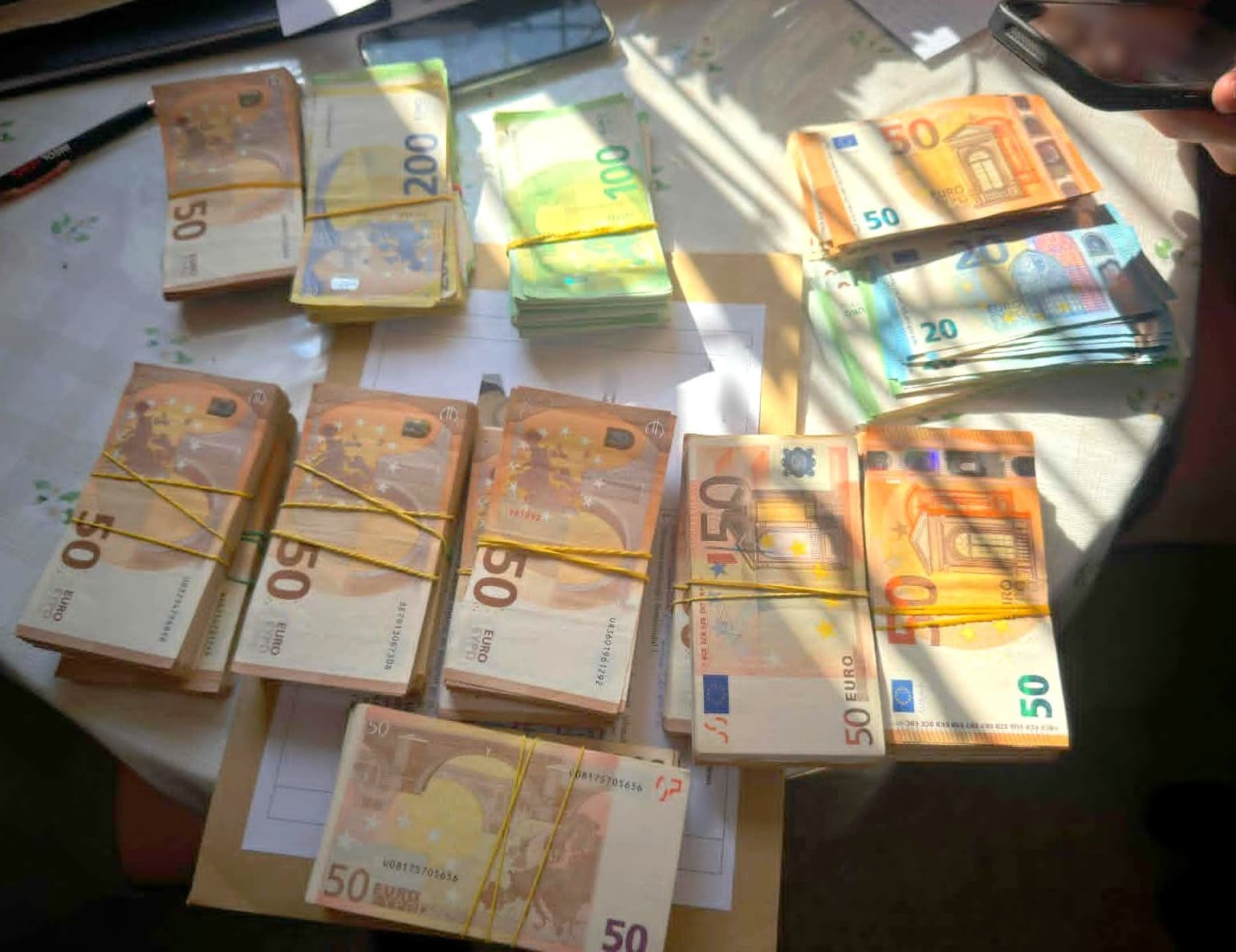 FOTO // Schemă de sute de mii de euro cu telefoane aduse ilegal din Italia. Opt persoane, reținute de CNA