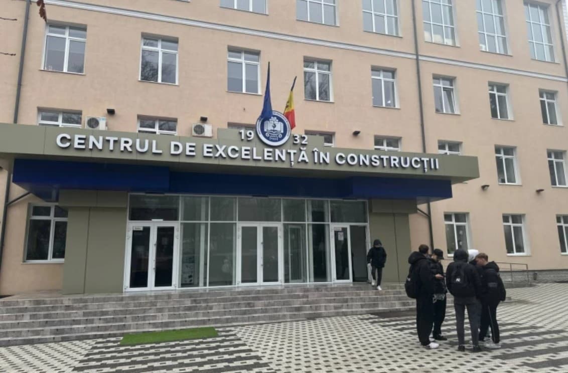 Incendiu la Centrul de excelentă în construcții. Șase echipe de pompieri luptă cu flăcările