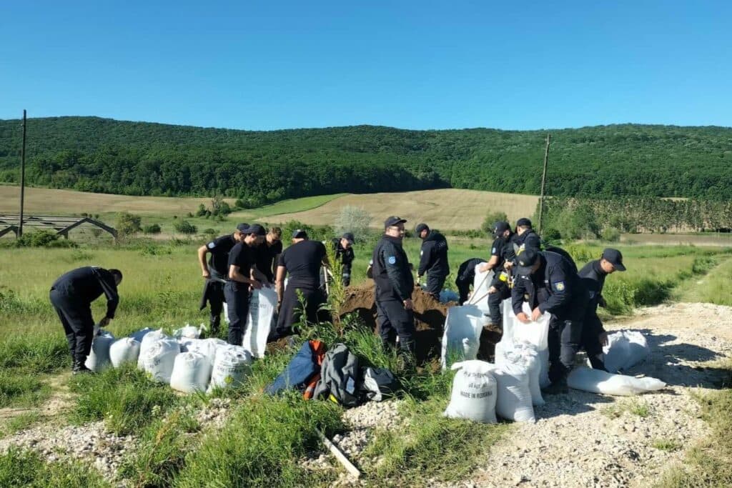 Circulație restricționată la Strășeni și măsuri pentru întărirea digurilor în Călărași