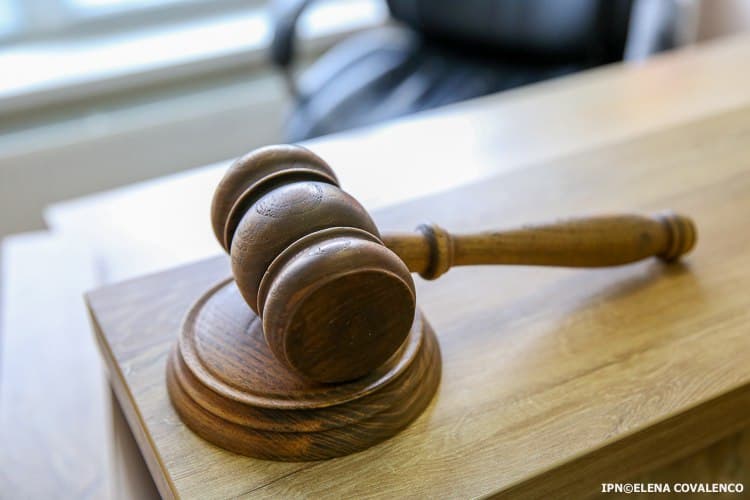 A încercat să iasă din R. Moldova cu zeci de mii de dolari, ascunși în lenjeria intimă și în rucsac. O ucraineancă, amendată
