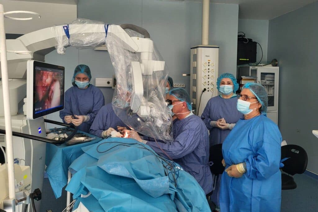 Premieră medicală în R. Moldova: tumoare a nervului facial înlăturată prin zona urechii