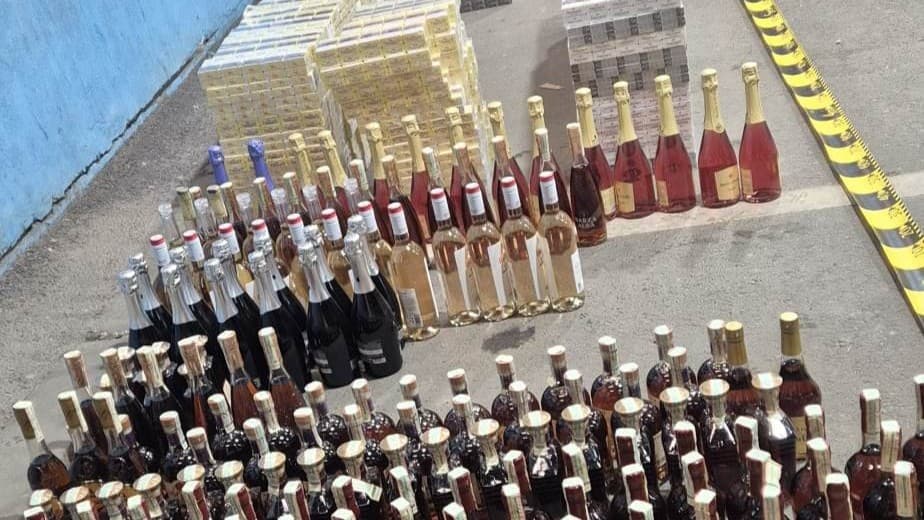 FOTO // Contrabandă în UE cu produse accizabile, dejucată. Peste 180 de mii de țigarete și aproape 230 de litri de alcool, ridicate de autorități