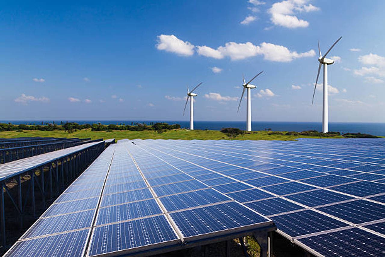 Mai puține taxe pentru investițiile în energie verde. Guvernul susține facilități pentru baterii de stocare și turbine eoliene
