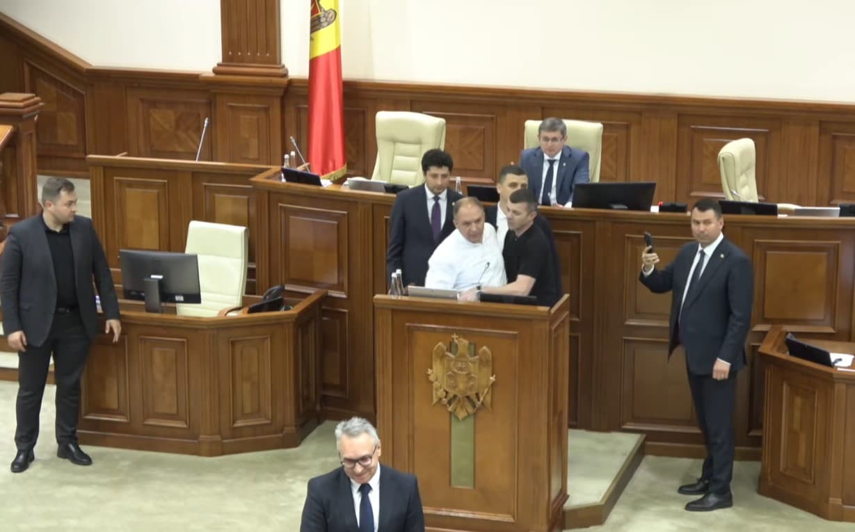 VIDEO // Scandal în Parlament. Ion Ceban, scos din sala de ședință de ofițerii SPPS