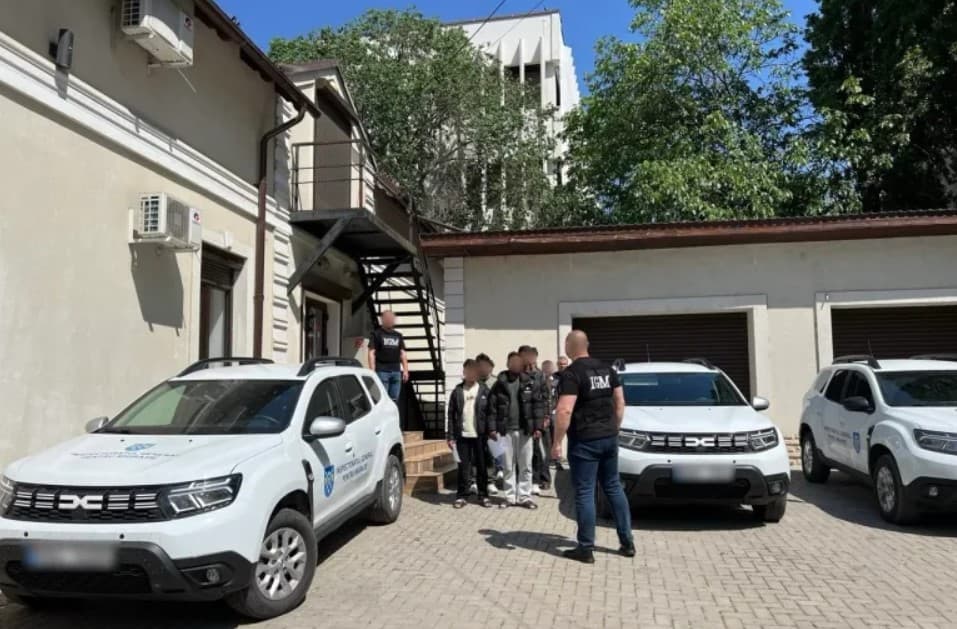 Zece cetățeni străini, reținuți după ce au încercat să traverseze ilegal frontiera