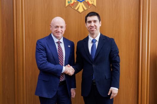 Mihai Popșoi a discutat cu senatorul Mark Kelly despre consolidarea parteneriatului strategic moldo-american