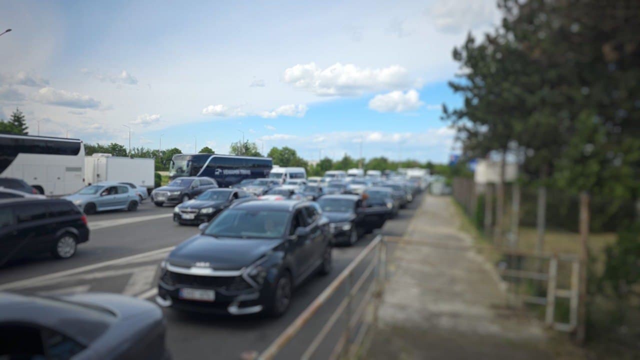 Atenție, călători! Cozi lungi la punctul de trecere a frontierei Leușeni. Poliția de Frontieră vine cu recomandări