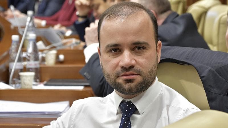 Gala elevilor sau ședința foto a unui politician? Când meritul copiilor devine fundal pentru imaginea lui Vladimir Mizdrenco