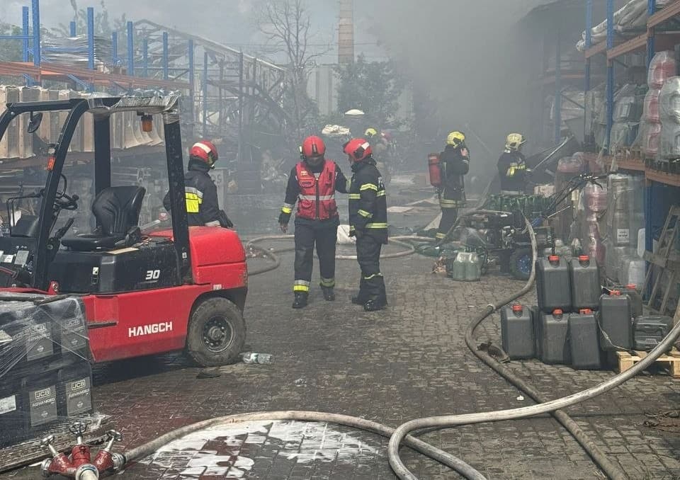 FOTO // Incendiul de pe strada Lunca Bâcului, localizat: 90 de salvatori continuă intervenția
