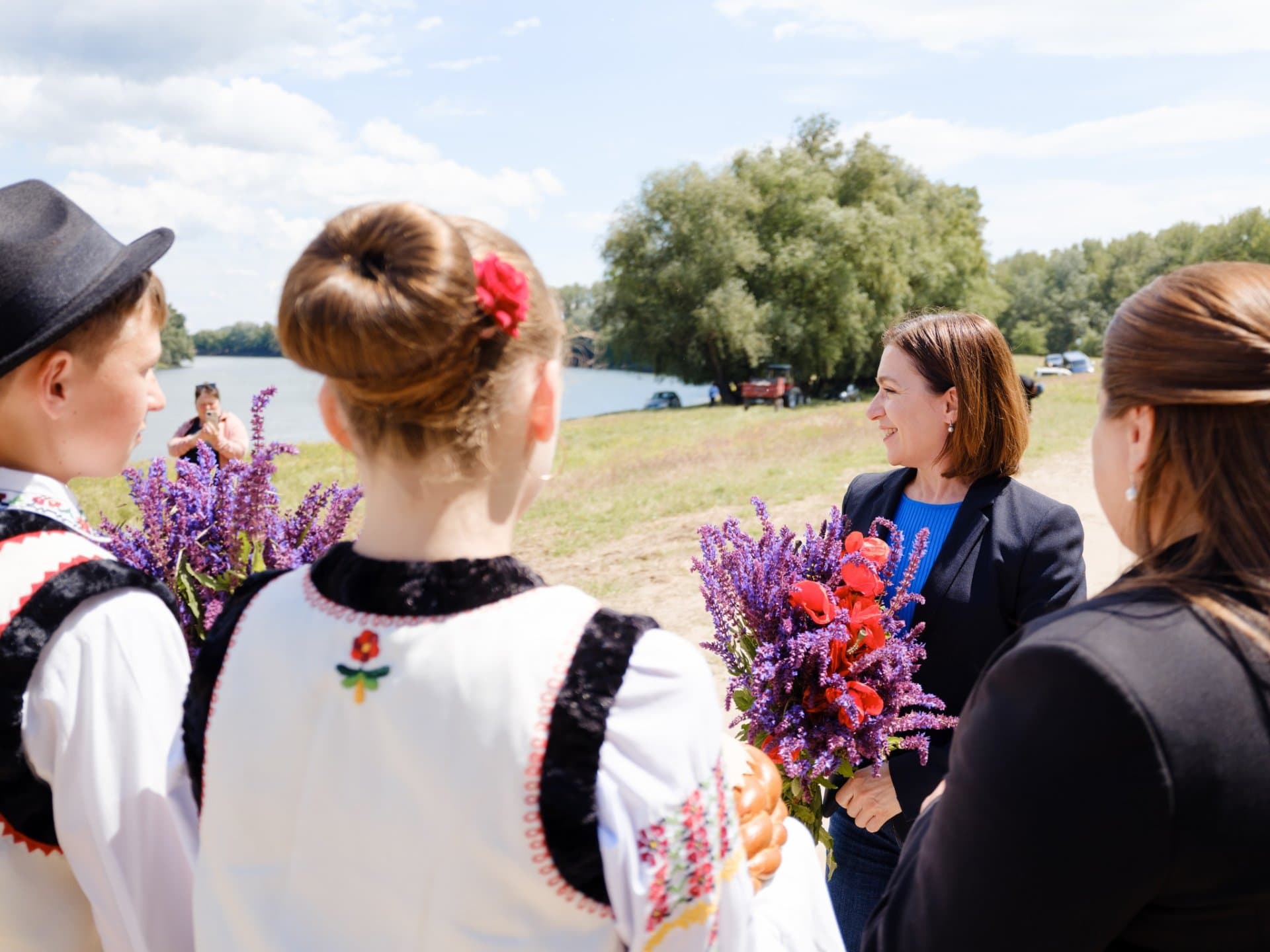 FOTO // Festivalul „Dansul Vetrelor Nistrene”, organizat la Ștefan Vodă. Maia Sandu: „Este important să păstrăm vii obiceiurile și valorile care ne aduc împreună”