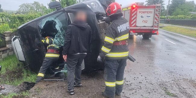 FOTO // Microbuz din R. Moldova, implicat într-un accident în România. Un conațional a fost transportat la spital
