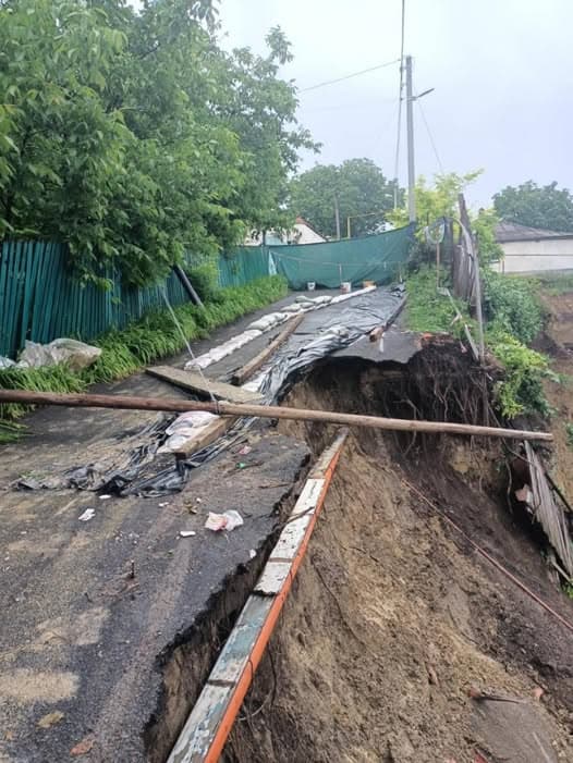 Ploile au surpat un drum la Ialoveni. Accesul către mai multe gospodării, blocat