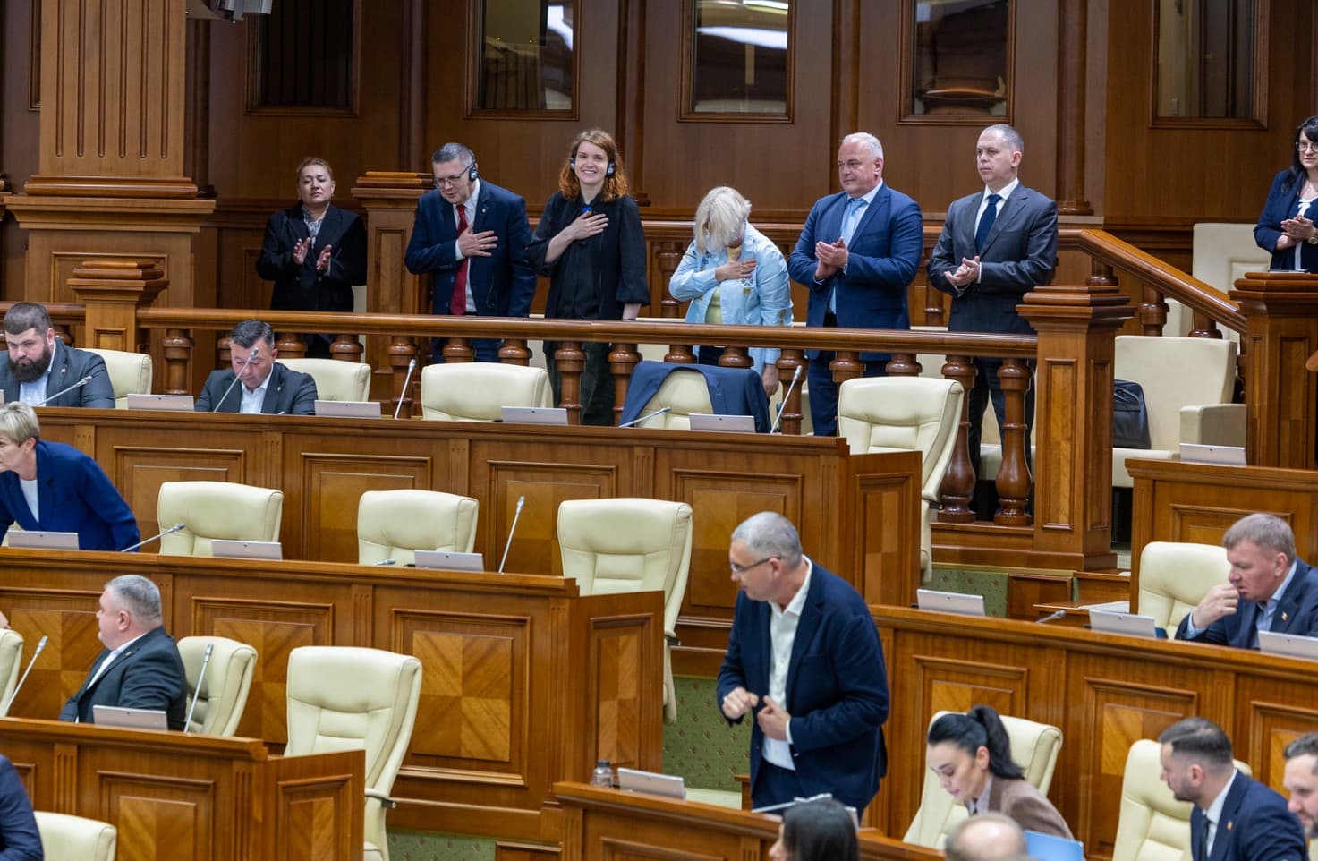 FOTO // Sfidare în plenul Parlamentului! Deputații pro-ruși din PSRM și PCRM au refuzat să salute ambasadorul Ucrainei și delegația Radei Supreme