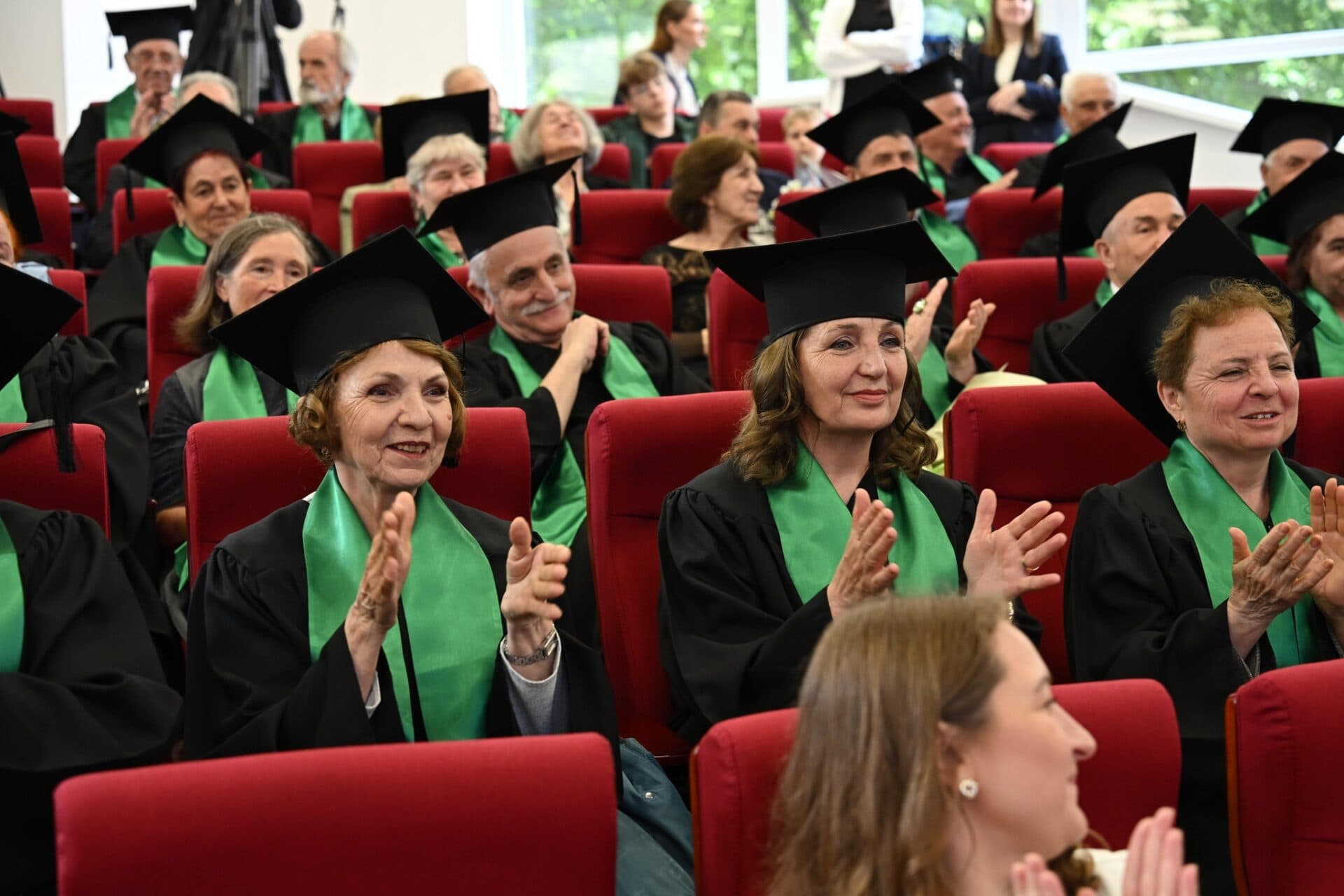 Peste 90 de seniori au absolvit Universitatea Vârstei a Treia