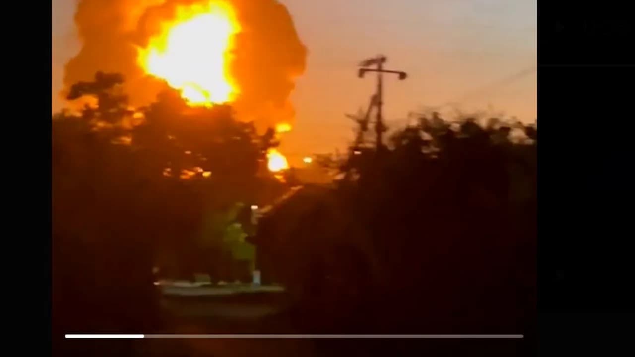 Un depozit de petrol și infrastructura unui port au luat foc după un atac masiv cu drone atribuit Ucrainei