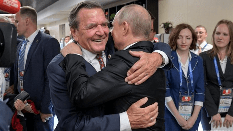 Vladimir Putin s-a întâlnit cu fostul cancelar german Gerhard Schröder, pe care-l vrea mediator în negocierile cu Europa