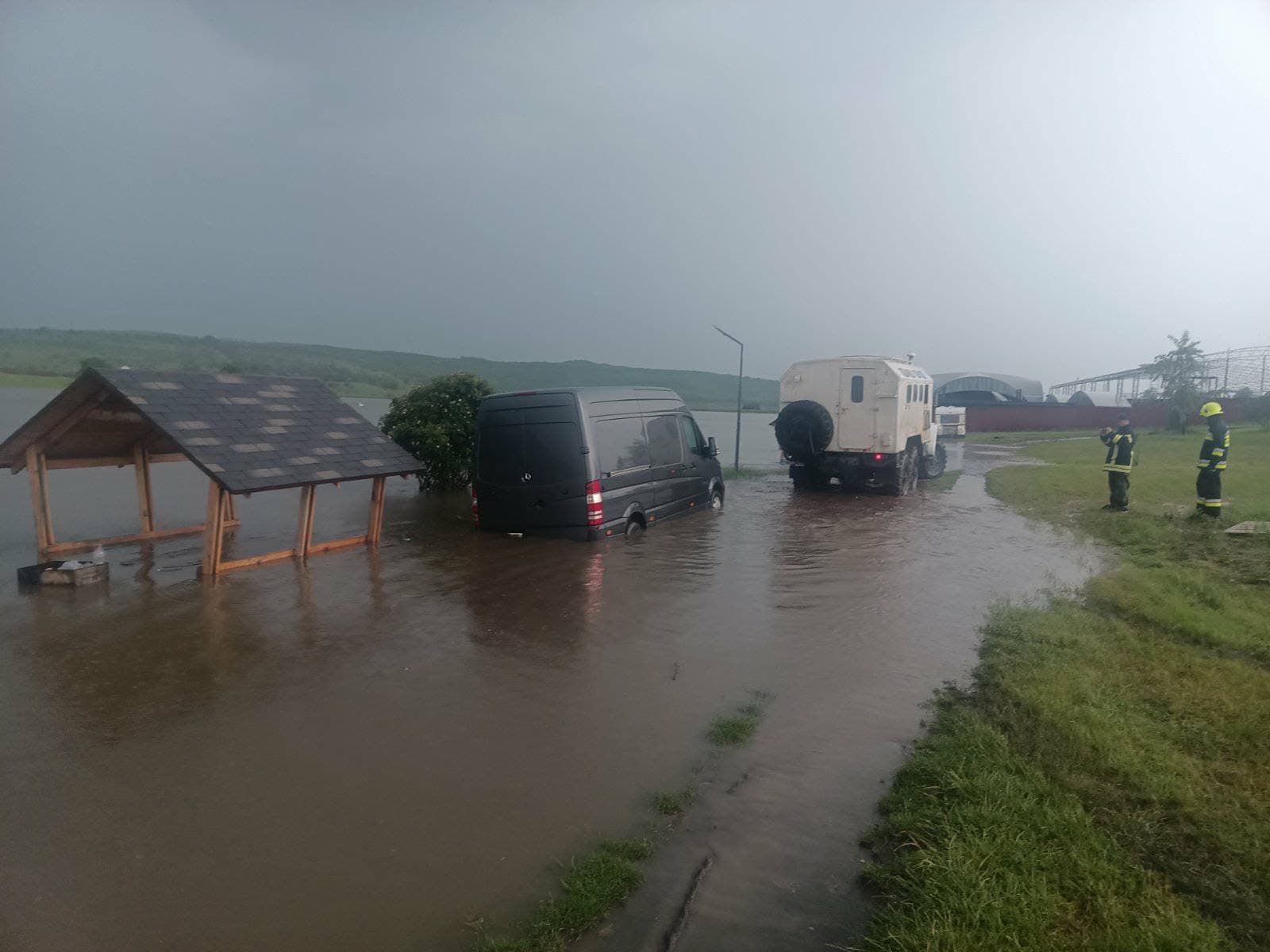 Ploile au făcut ravagii în mai multe localități: drumuri distruse, gospodării inundate și vehicule blocate