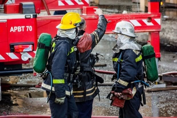 VIDEO // Incendiu în capitală: Acoperișul unei clădiri părăsite, cuprins de flăcări