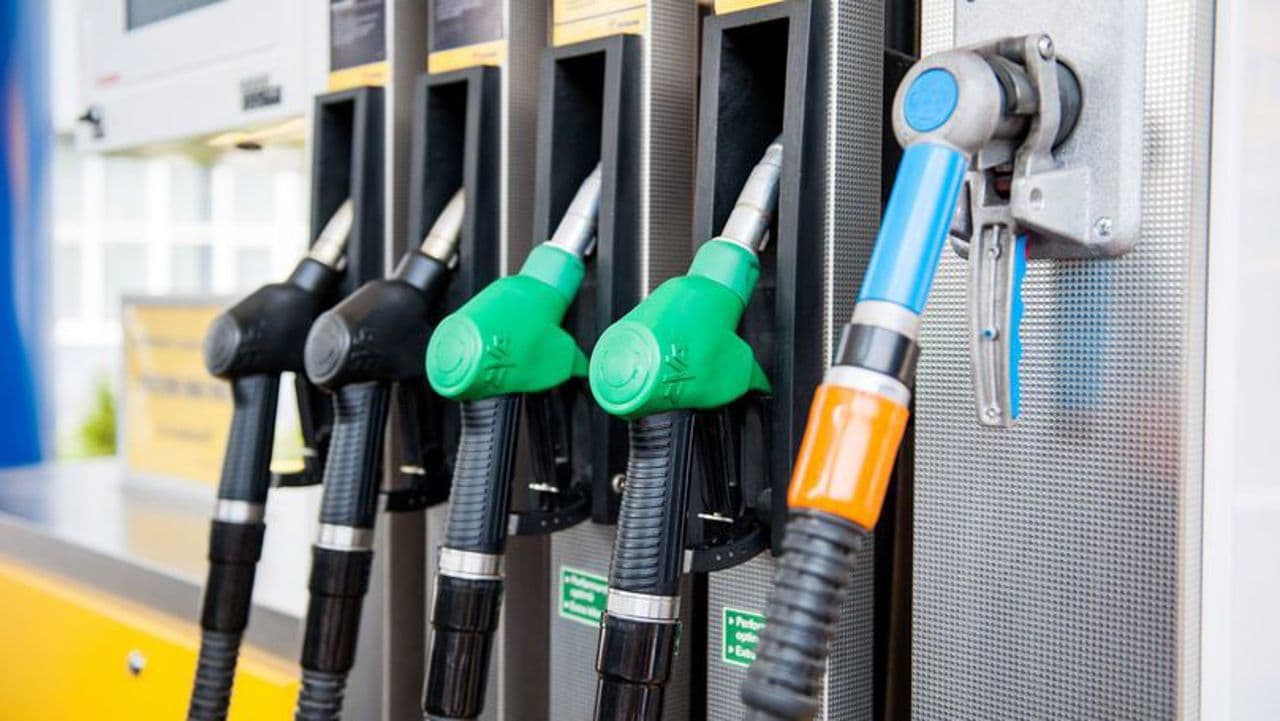 Prețul benzinei coboară sub pragul de 29 de lei pentru un litru