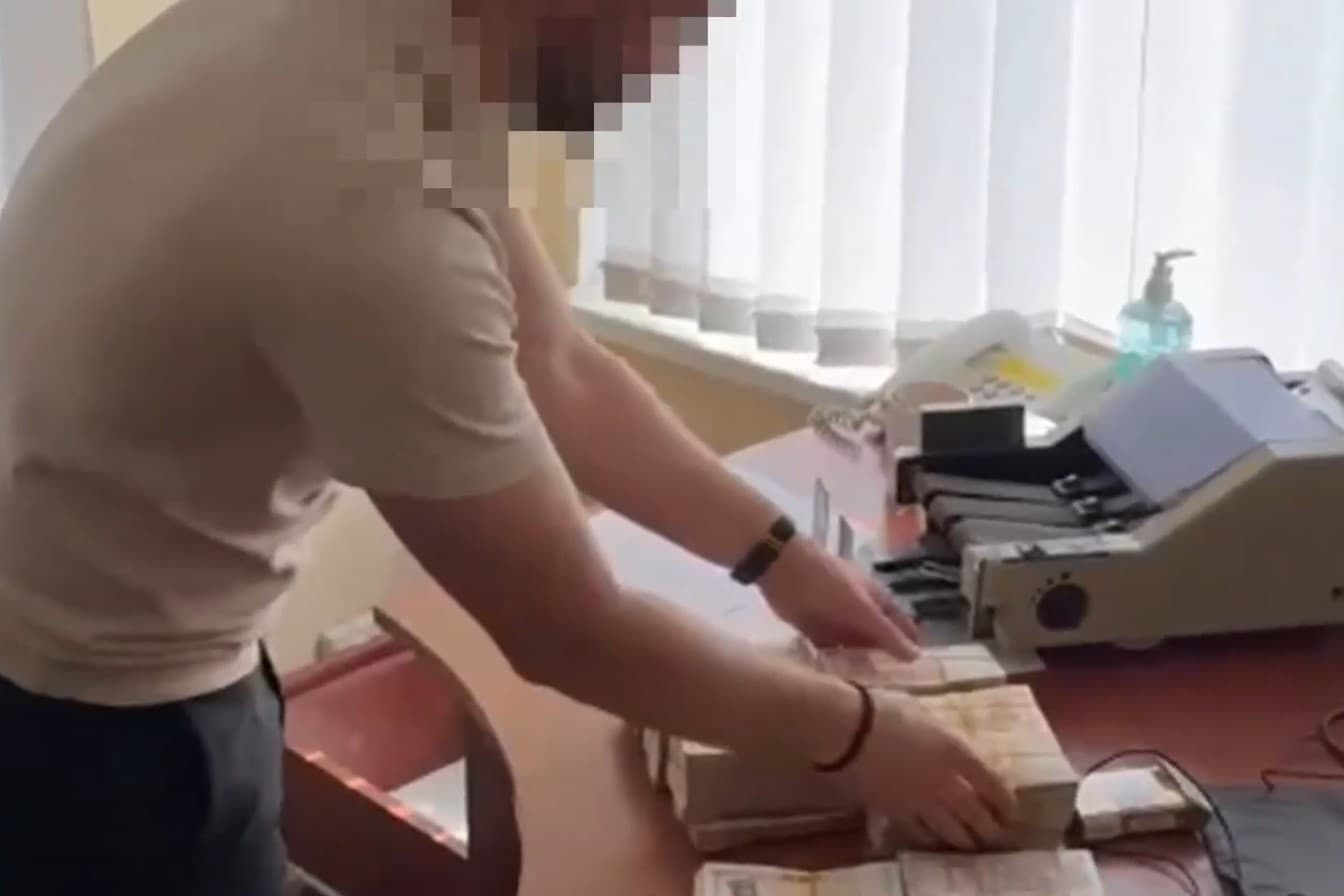 VIDEO // O rețea de escroci, destructurată de polițiștii capitalei. Peste 5 milioane de lei, depistați la domiciliile suspecților