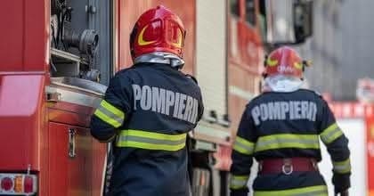 Incendiu într-un apartament din capitală. Un pensionar, transportat la spital