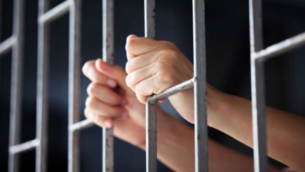 O minoră de 14 ani, hărțuită sexual și amenințată cu cuțitul de concubinul mamei sale. Făptașul, trimis după gratii