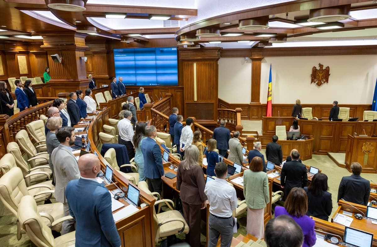 Deputații se întrunesc joi în ședință plenară. Cinci proiecte cu sigla UE, incluse pe agendă