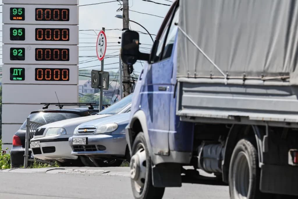 Cel mai mare oraș din Crimeea anunță că nu mai există carburanți nici pe cartelă: „Nu are rost să stați la coadă la benzinării”