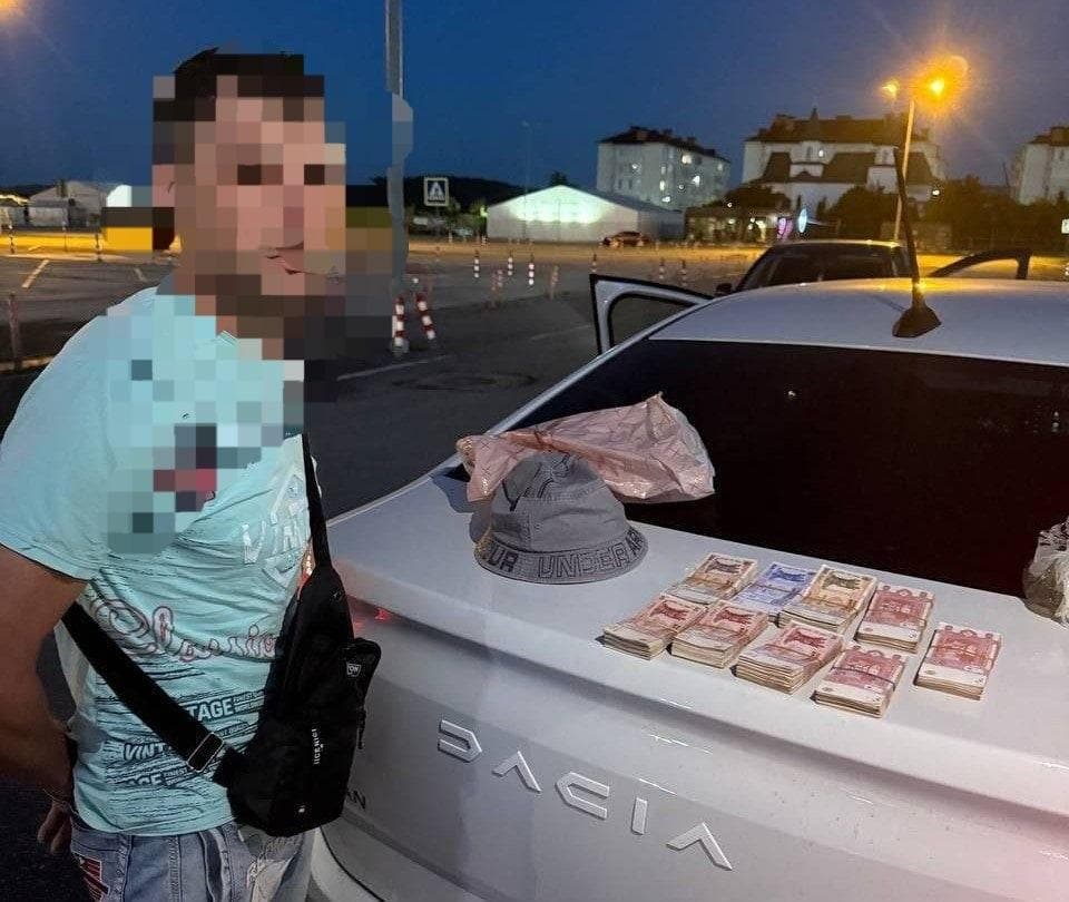 VIDEO // Falși angajați ai BNM și ai organelor de drept au înșelat o femeie cu peste 424 de mii de lei: un bărbat, reținut în flagrant cu 100 de mii de lei