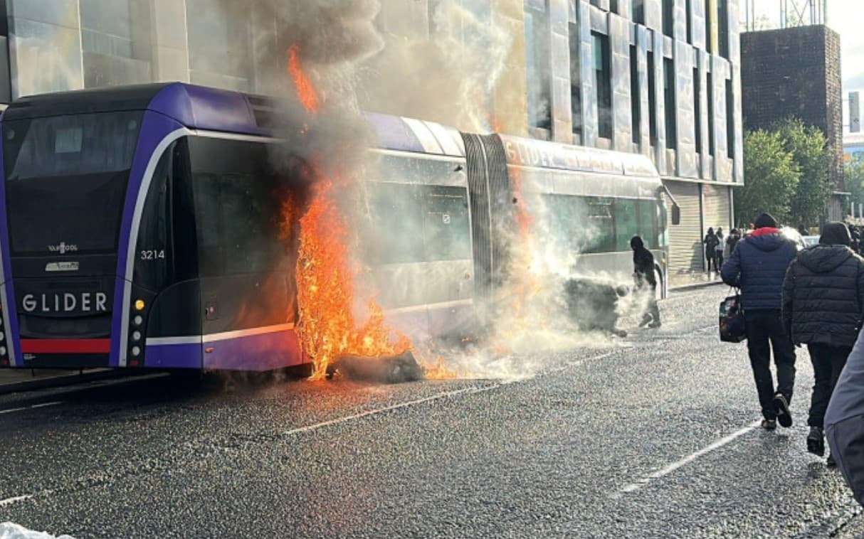 Proteste violente la Belfast // MAE recomandă moldovenilor să manifeste prudență și să evite zonele unde au loc demonstrațiile