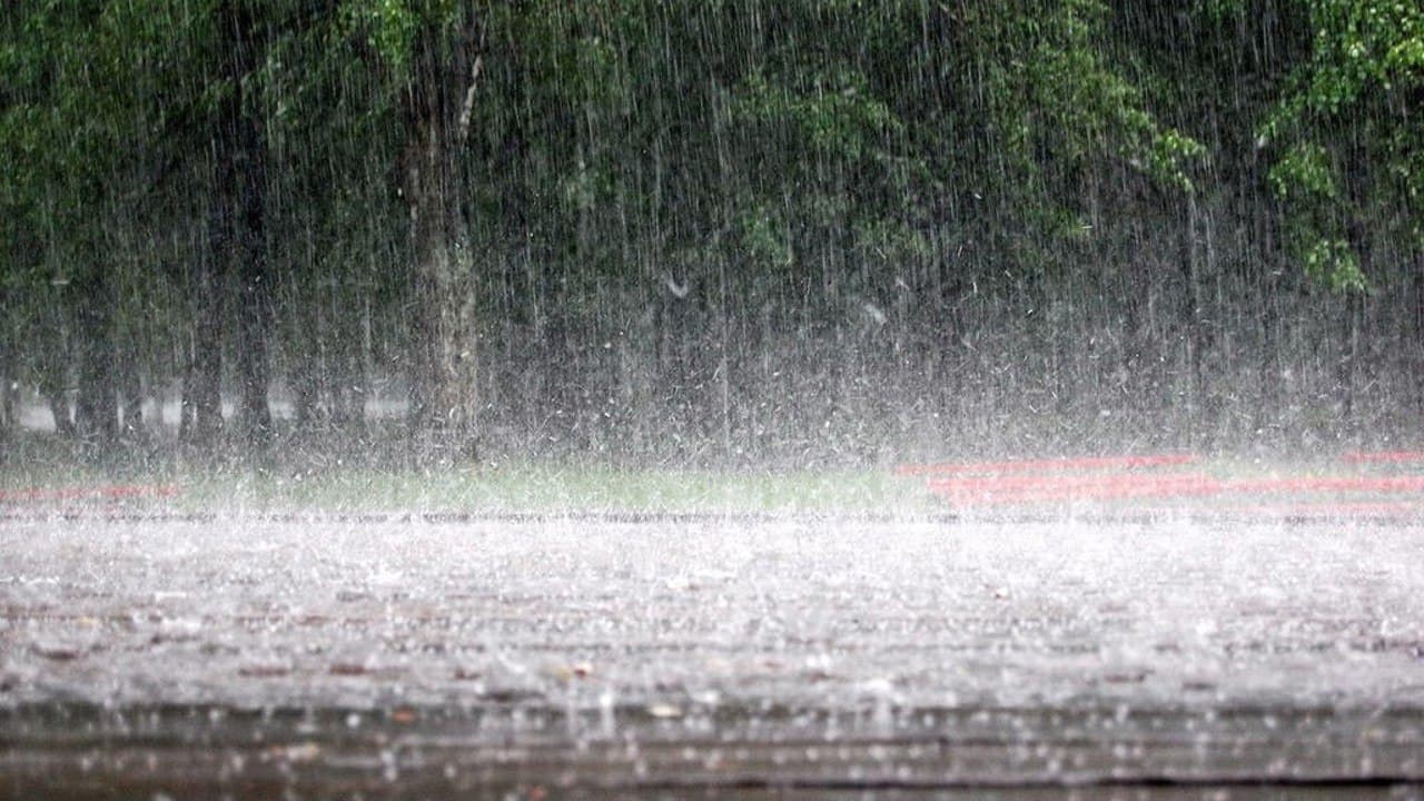 Cod portocaliu și galben de ploi puternice în R. Moldova! Meteorologii avertizează asupra riscului de inundații