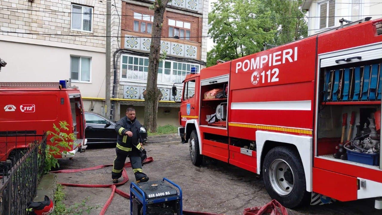 FOTO // Pagube după ploile de azi: gospodării inundate și autovehicule blocate. Cel mai afectat a fost raionul Telenești