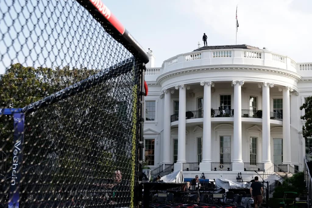 FOTO // Donald Trump, aniversare neobișnuită la 80 de ani: găzduiește lupte în cușcă în curtea Casei Albe
