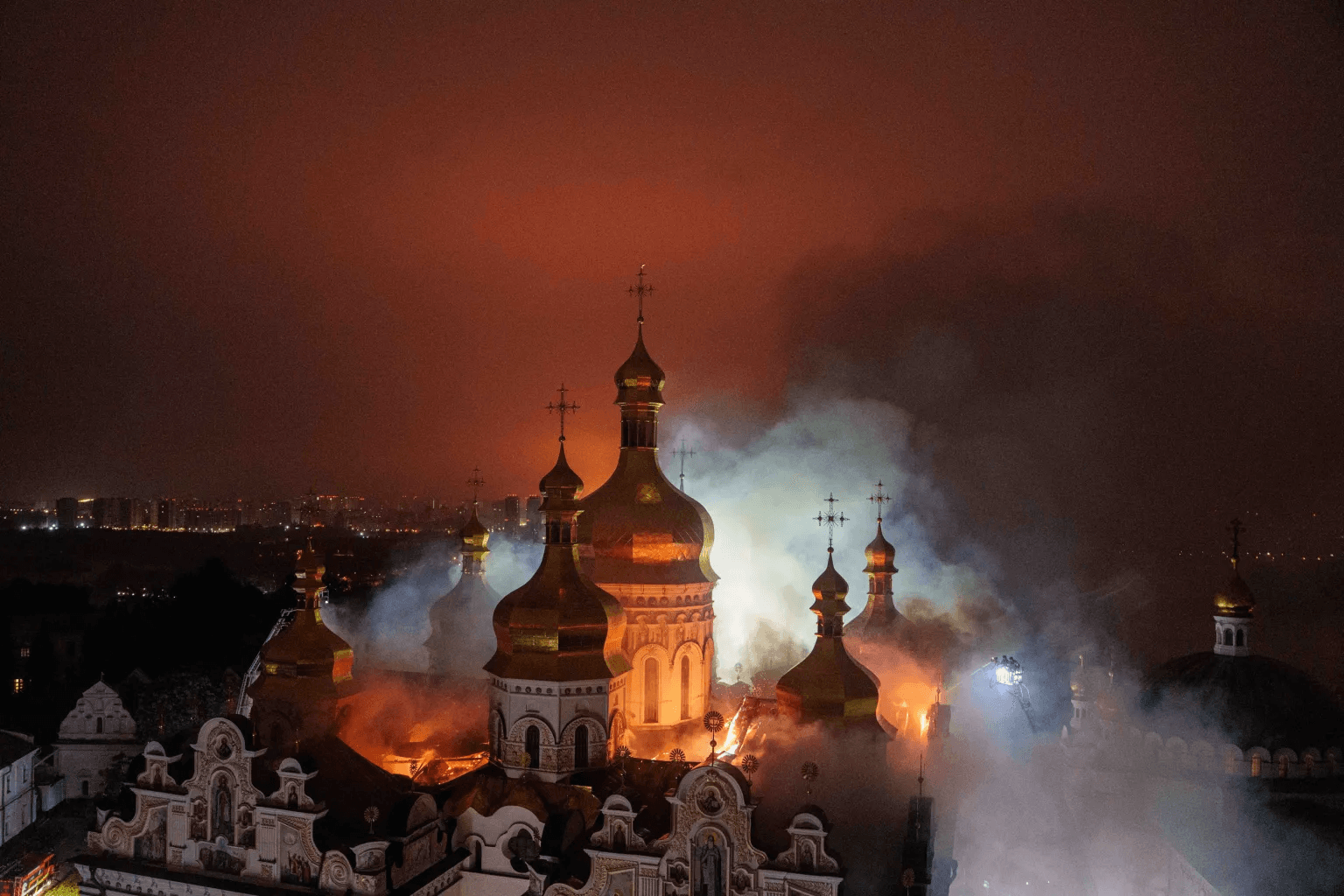 VIDEO // Mănăstirea Lavra Pecerska, simbol al Ucrainei, în flăcări după un atac cu rachete balistice asupra Kievului
