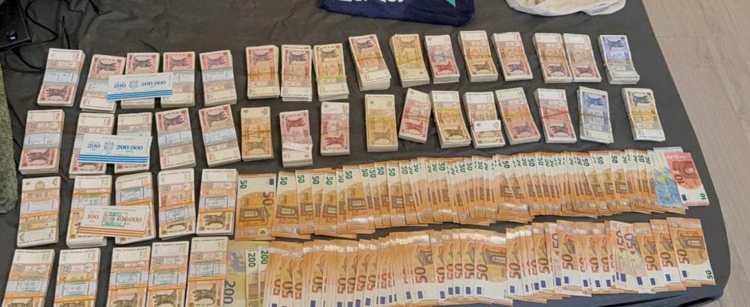 VIDEO // Prinși în flagrant în timp ce primeau sute de mii de lei de la victime. Doi escroci, reținuți