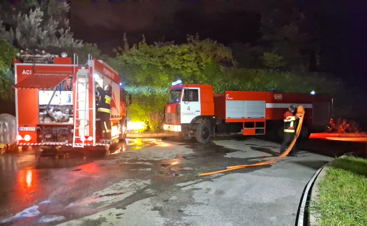 FOTO // Incendiu de proporții în sectorul Ciocana. 43 de pompieri au intervenit pentru stingerea flăcărilor