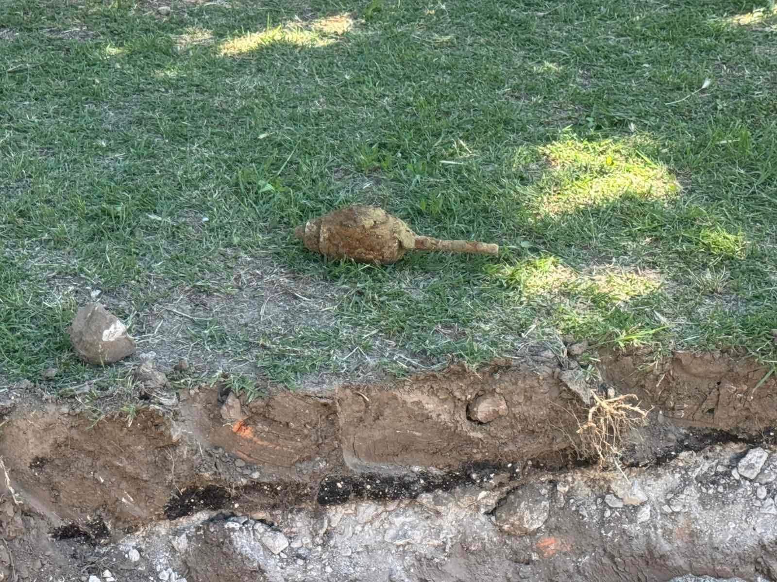 FOTO // Alertă la Leova! Grenadă din Al Doilea Război Mondial, descoperită în timpul lucrărilor de reconstrucție a trotuarelor