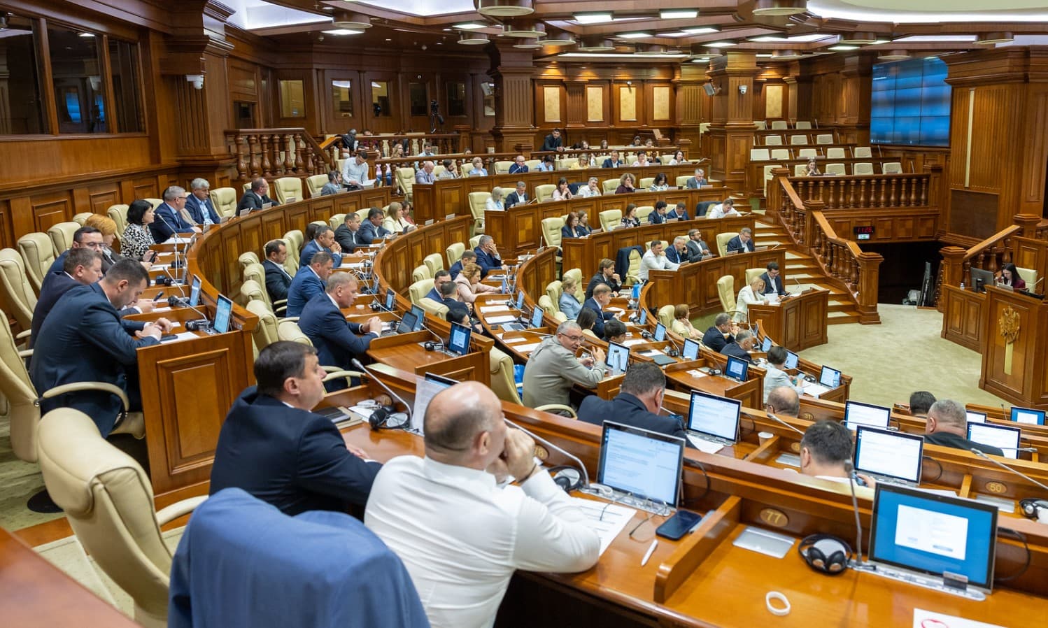 Deputații se întrunesc joi într-o nouă ședință plenară. Cinci noi proiecte cu sigla UE, pe agendă