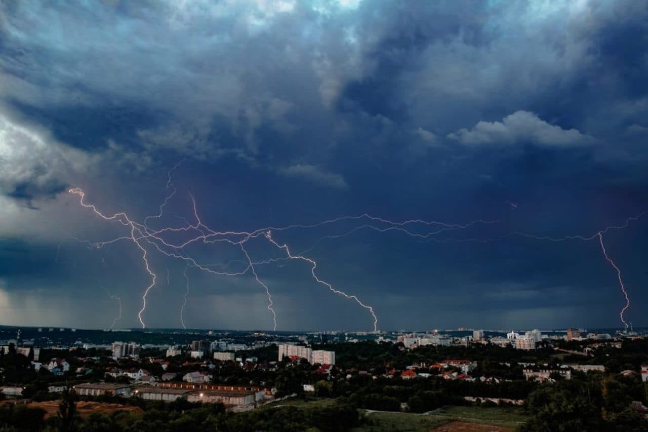 Ploi de scurtă durată și descărcări electrice în mai multe regiuni ale R. Moldova