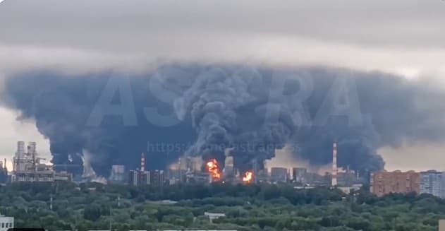 VIDEO // Moscova a fost ţinta celui mai amplu atac cu drone ucrainene din ultimii ani; aproape 200 de drone au fost doborâte, iar o rafinărie a fost lovită
