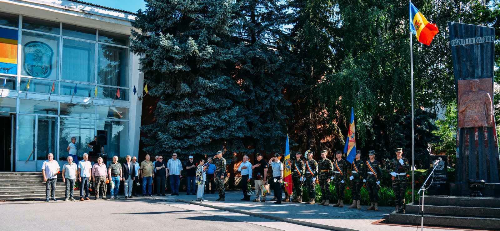 FOTO // Depuneri de flori și minut de reculegere. Militarii Armatei Naționale au comemorat victimele luptelor de pe platoul Varnița-Tighina din 1992
