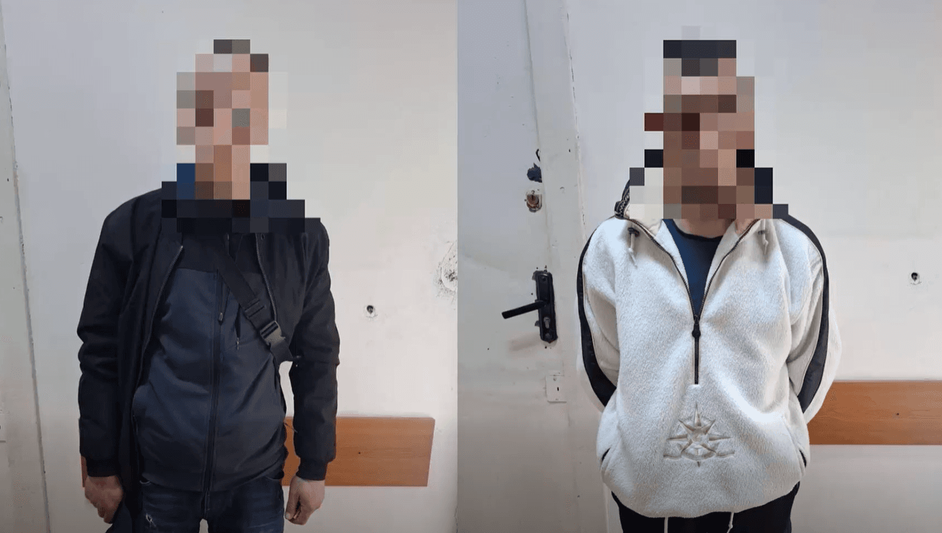 VIDEO // Au bătut și jefuit un tânăr în plină stradă. Doi suspecți, cercetați de poliție