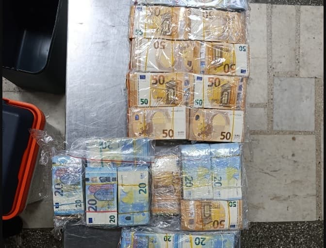 VIDEO // Tentativă de contrabandă, dejucată la PTF Leușeni. Circa 170 de mii de euro, ascunși într-o ladă frigorifică