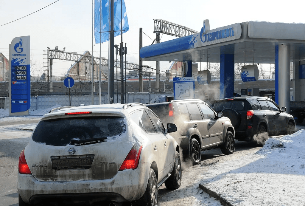 Criza de carburanți provocată în Rusia de atacurile ucrainene a ajuns până în Siberia