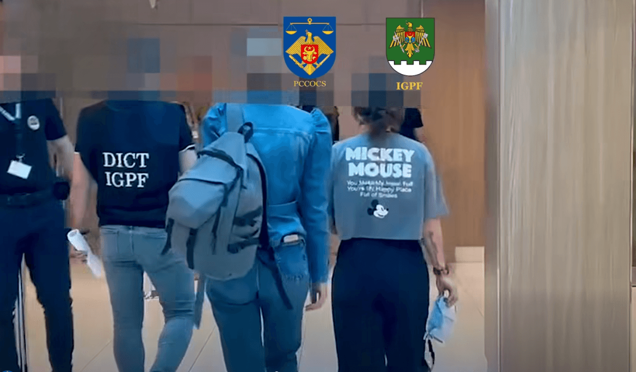 VIDEO // Femeie bănuită că a traficat șapte tinere în Grecia, extrădată în R. Moldova. Fratele ei ispășește o pedeapsă de 64 de ani de închisoare