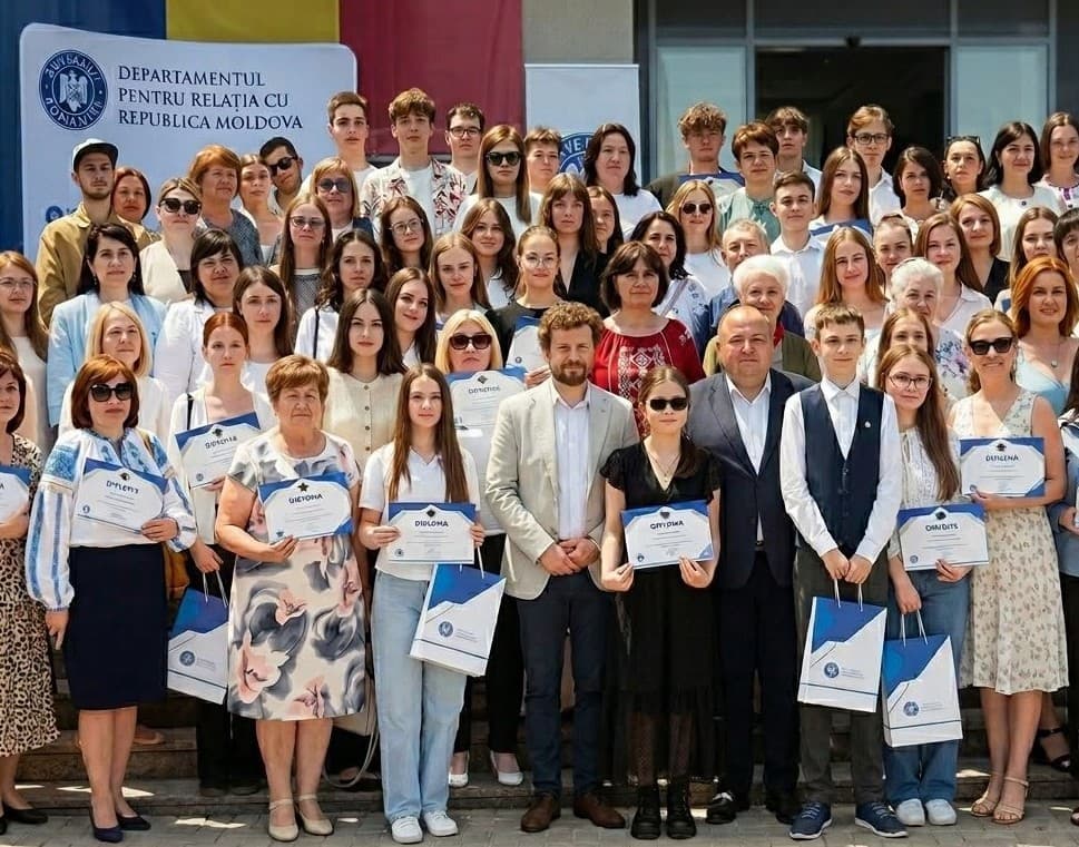 LIVE // DRRM premiază elevii olimpici la Limba și literatura română și Istoria românilor și universală din R. Moldova