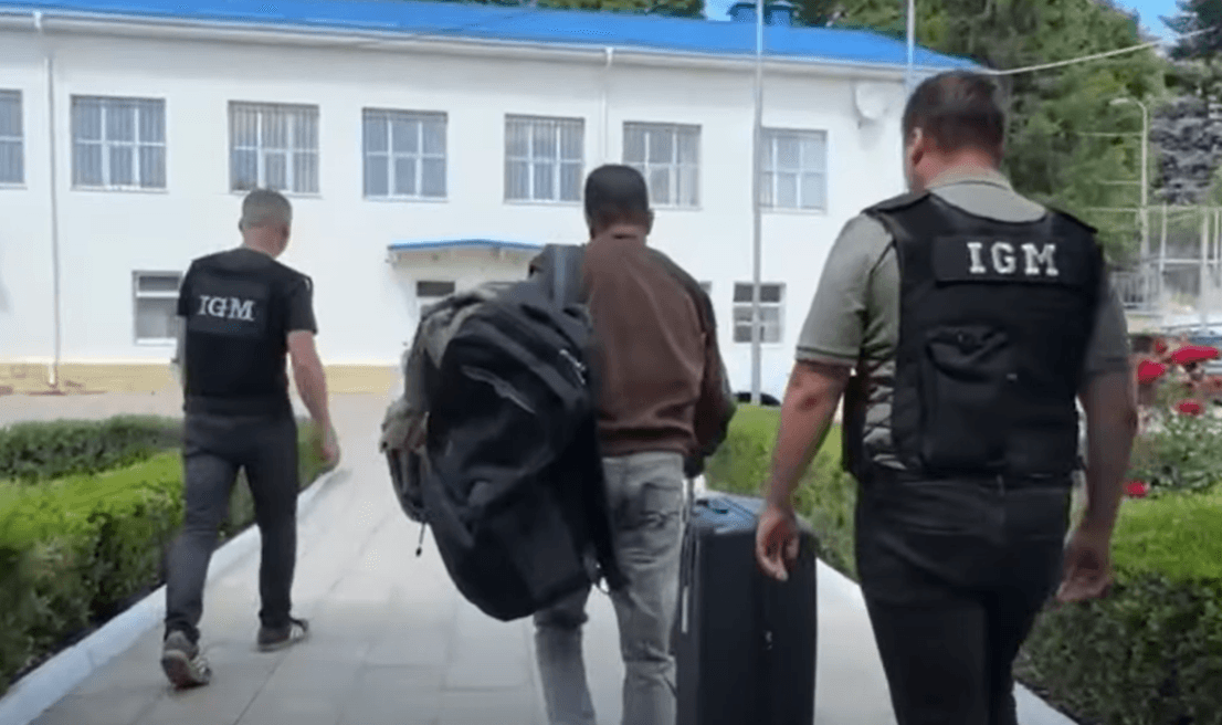 VIDEO // A încercat să traverseze ilegal frontiera de stat. Un cetățean din Sri Lanka, deportat