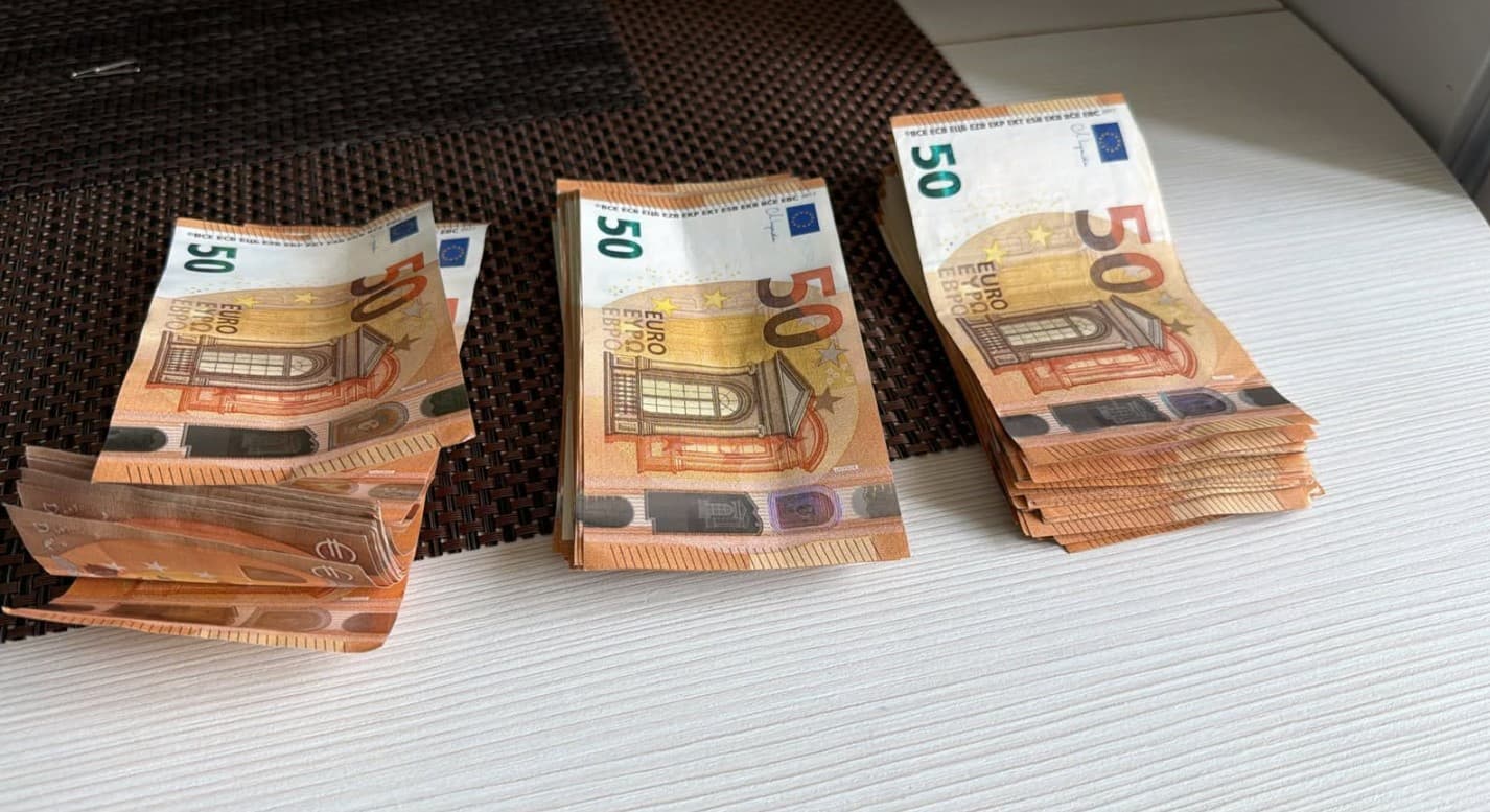 Un avocat din capitală, încătușat de CNA. Ar fi promis eliberarea unui condamnat pentru 10 mii de euro