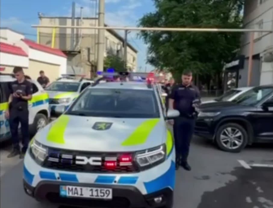 VIDEO // Omagiu pentru cei doi polițiști loviți mortal la Grigorăuca. Sirenele au răsunat în întreaga republică